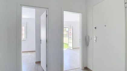 Bright entrance hallway with light wood floors looking toward rooms and terrace in Massamá