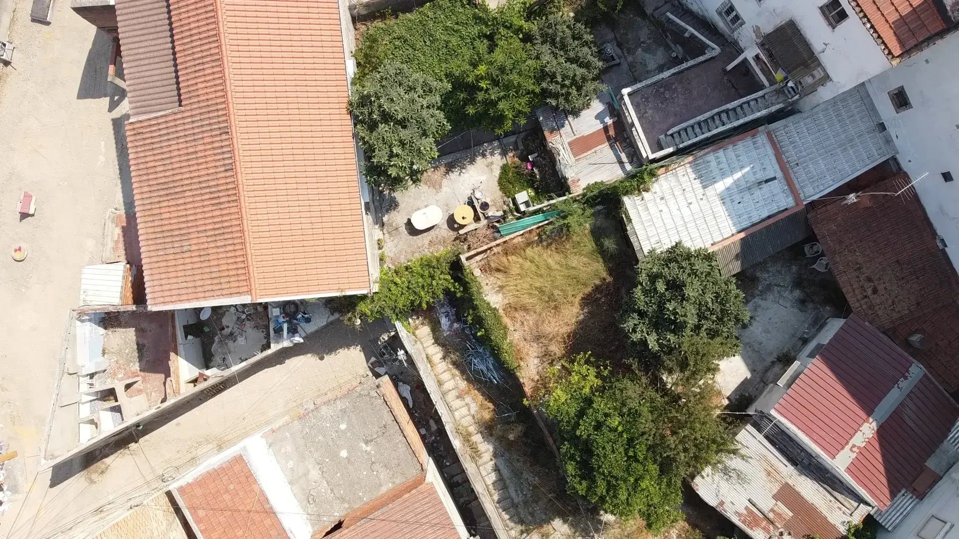 Top-down view of the Quinta do Ferro plot layout and surrounding roofs, Lisbon.