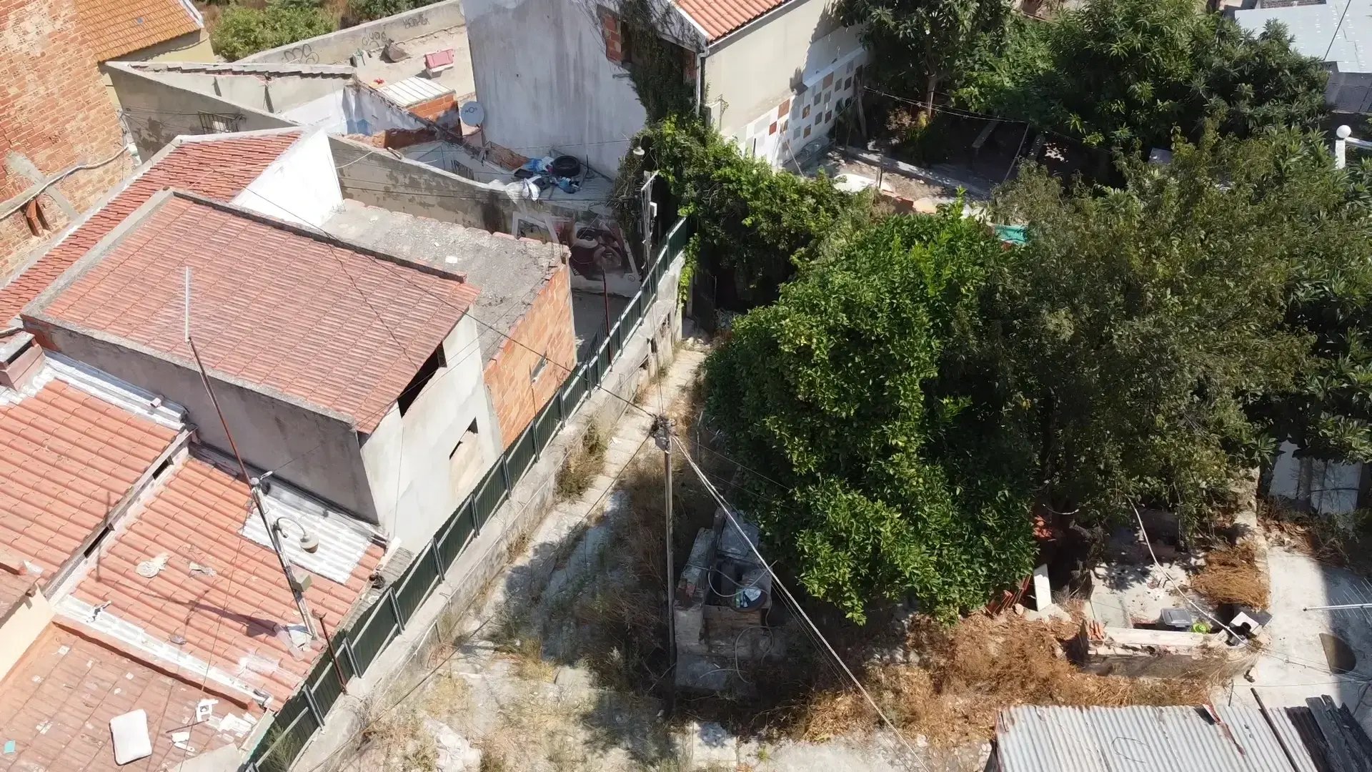 Access path and boundary of the Quinta do Ferro plot, São Vicente, Lisbon.