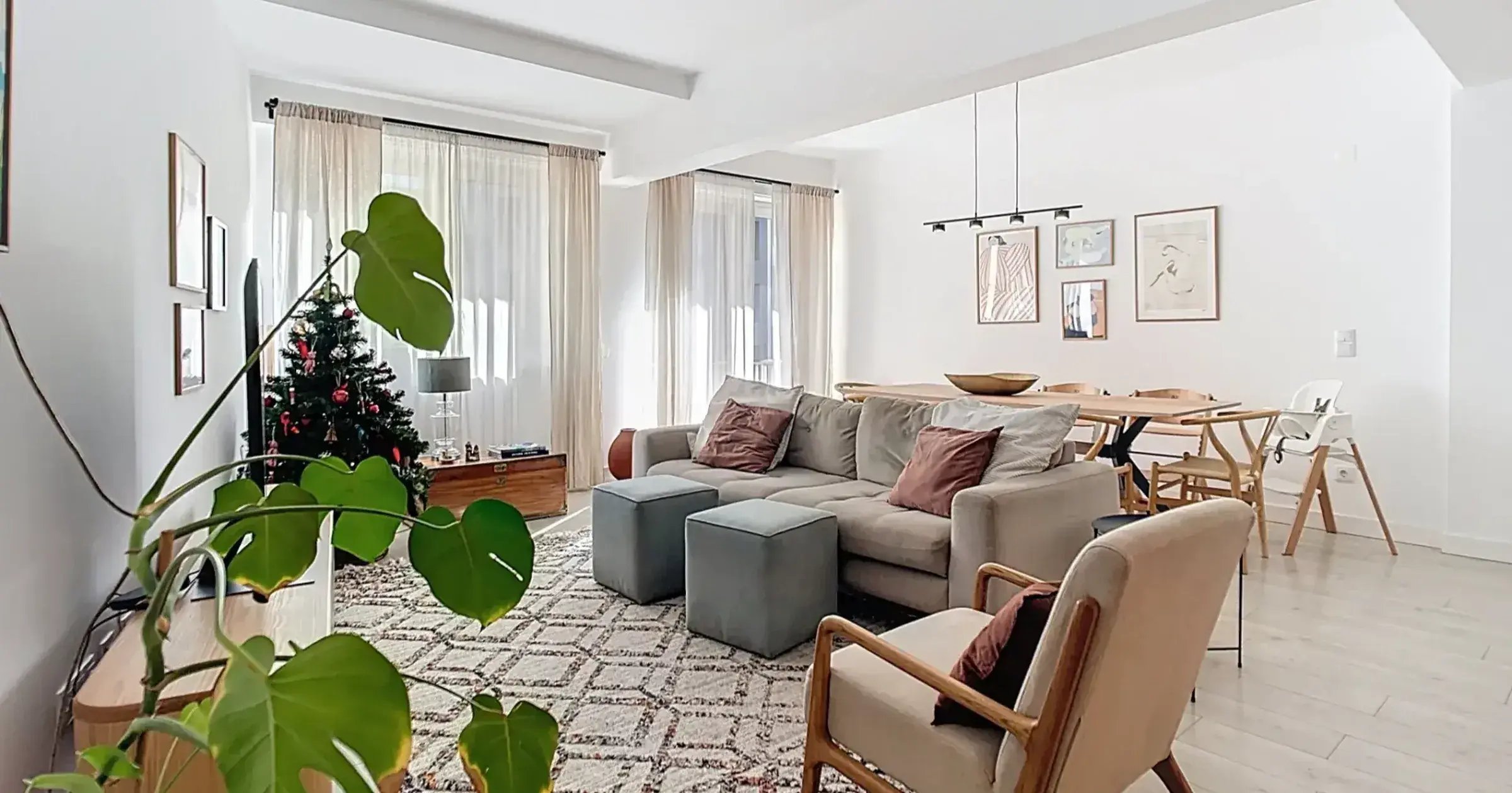 Sala de estar e jantar luminosa de apartamento T3 nas Amoreiras, Lisboa