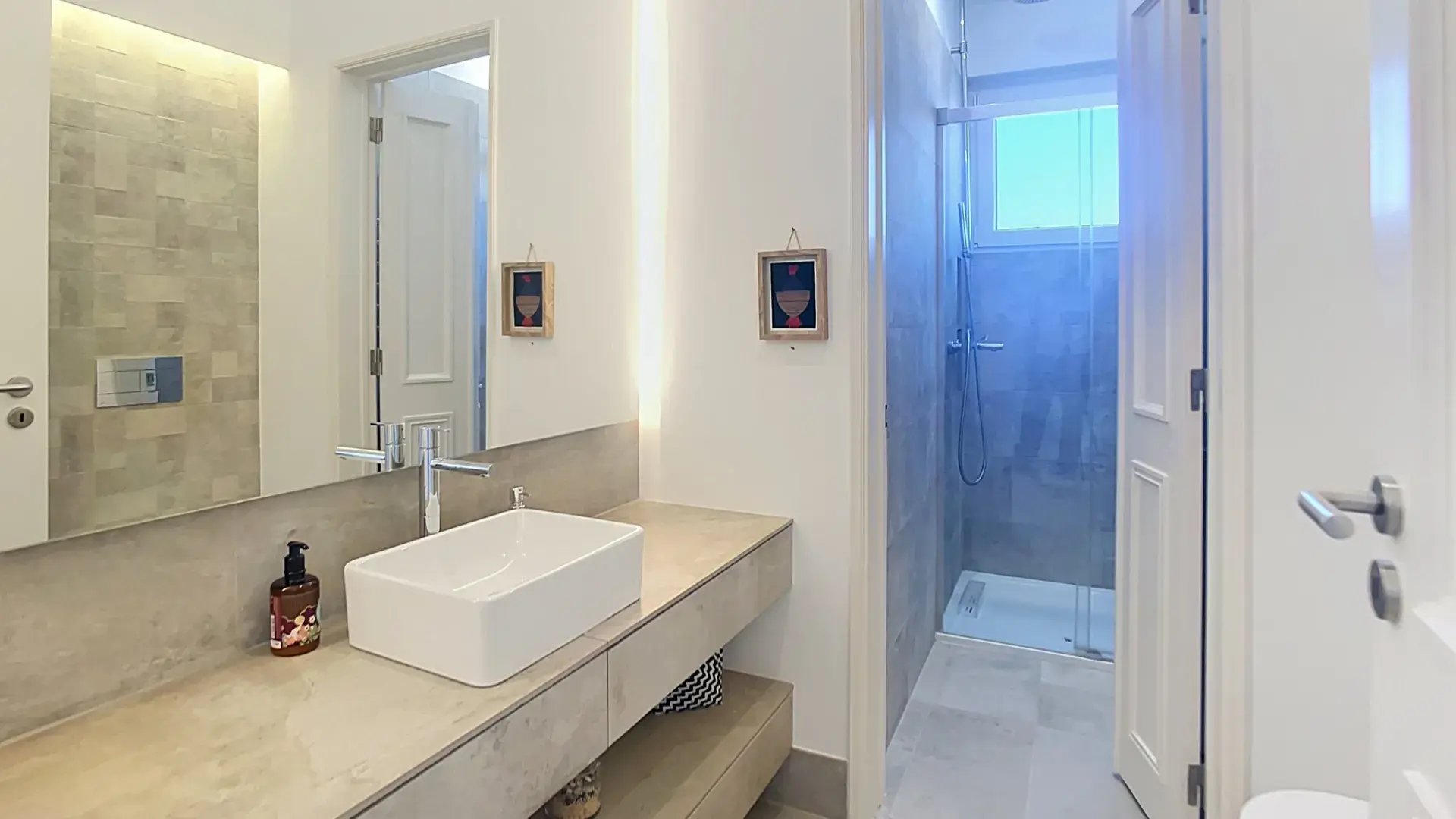 Bathroom with a vessel basin, mirror and walk-in shower