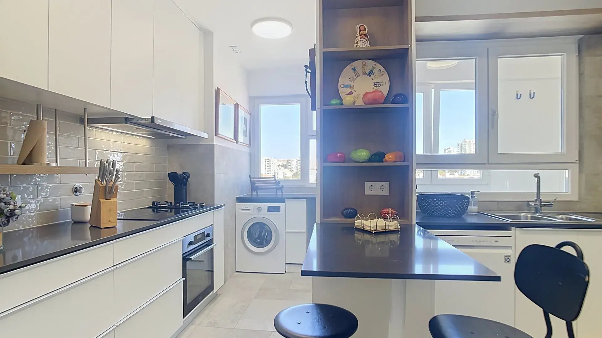 Kitchen with an integrated washing machine and a window, in the 24 sqm kitchen wing