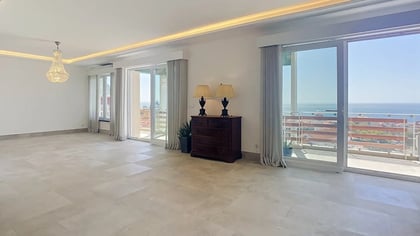 Corner of the living room with floor-to-ceiling glazing and a clear view of the sea in Parede