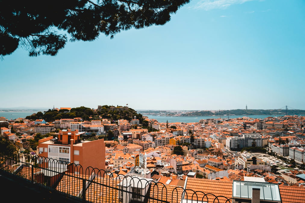 Casario de Lisboa e o rio, vistos de um miradouro