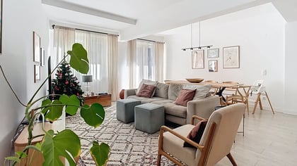 Sala de estar e jantar luminosa de apartamento T3 nas Amoreiras, Lisboa