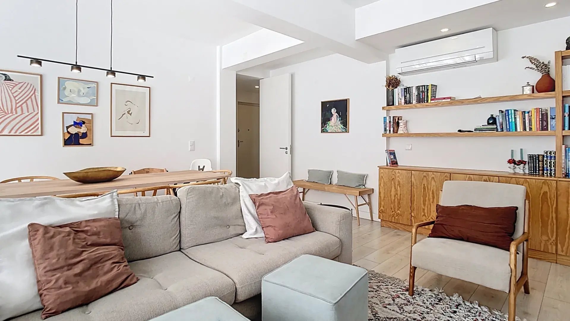 Sala de estar ampla com estante integrada em apartamento T3 nas Amoreiras