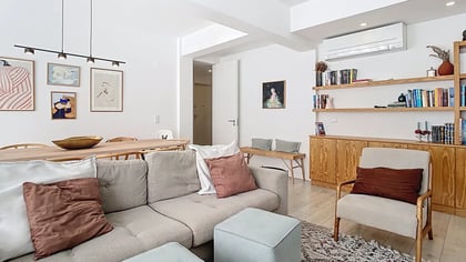 Sala de estar ampla com estante integrada em apartamento T3 nas Amoreiras