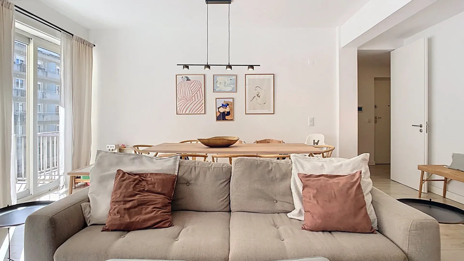Zona de sala e jantar com luz natural e acesso à varanda
