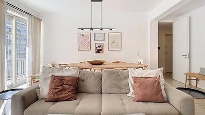 Zona de sala e jantar com luz natural e acesso à varanda