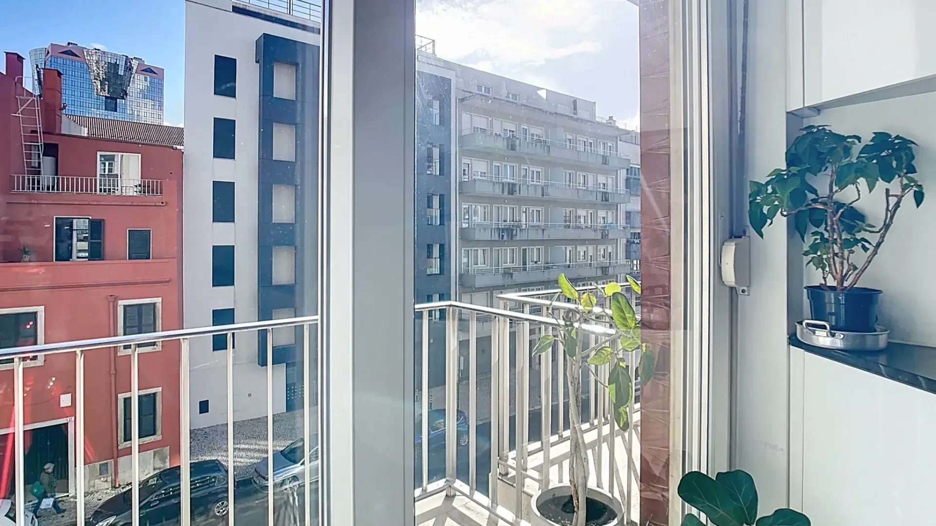 Varanda com vista urbana em apartamento T3 nas Amoreiras, Lisboa
