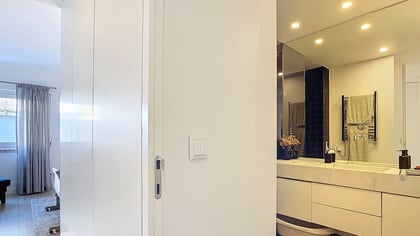 Casa de banho contemporânea junto ao quarto em apartamento T3 nas Amoreiras