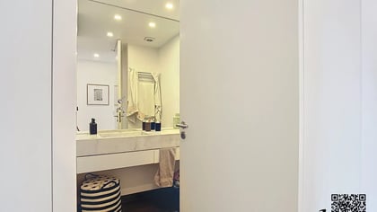Casa de banho contemporânea com lavatório e espelho amplo nas Amoreiras