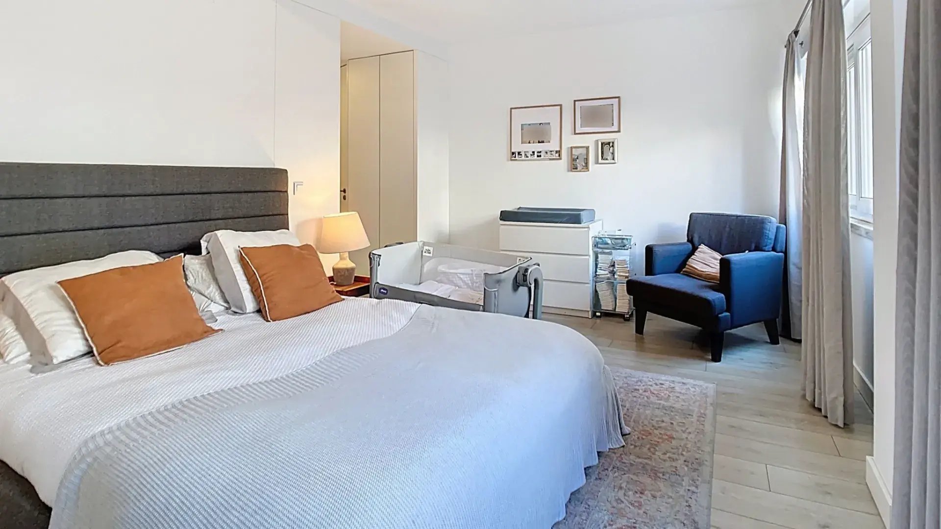 Quarto principal luminoso com janela em apartamento T3 nas Amoreiras