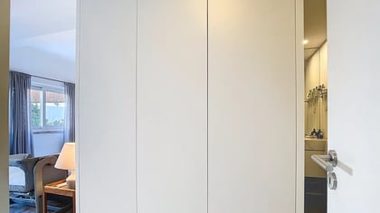Quarto com roupeiros integrados e acesso à casa de banho nas Amoreiras