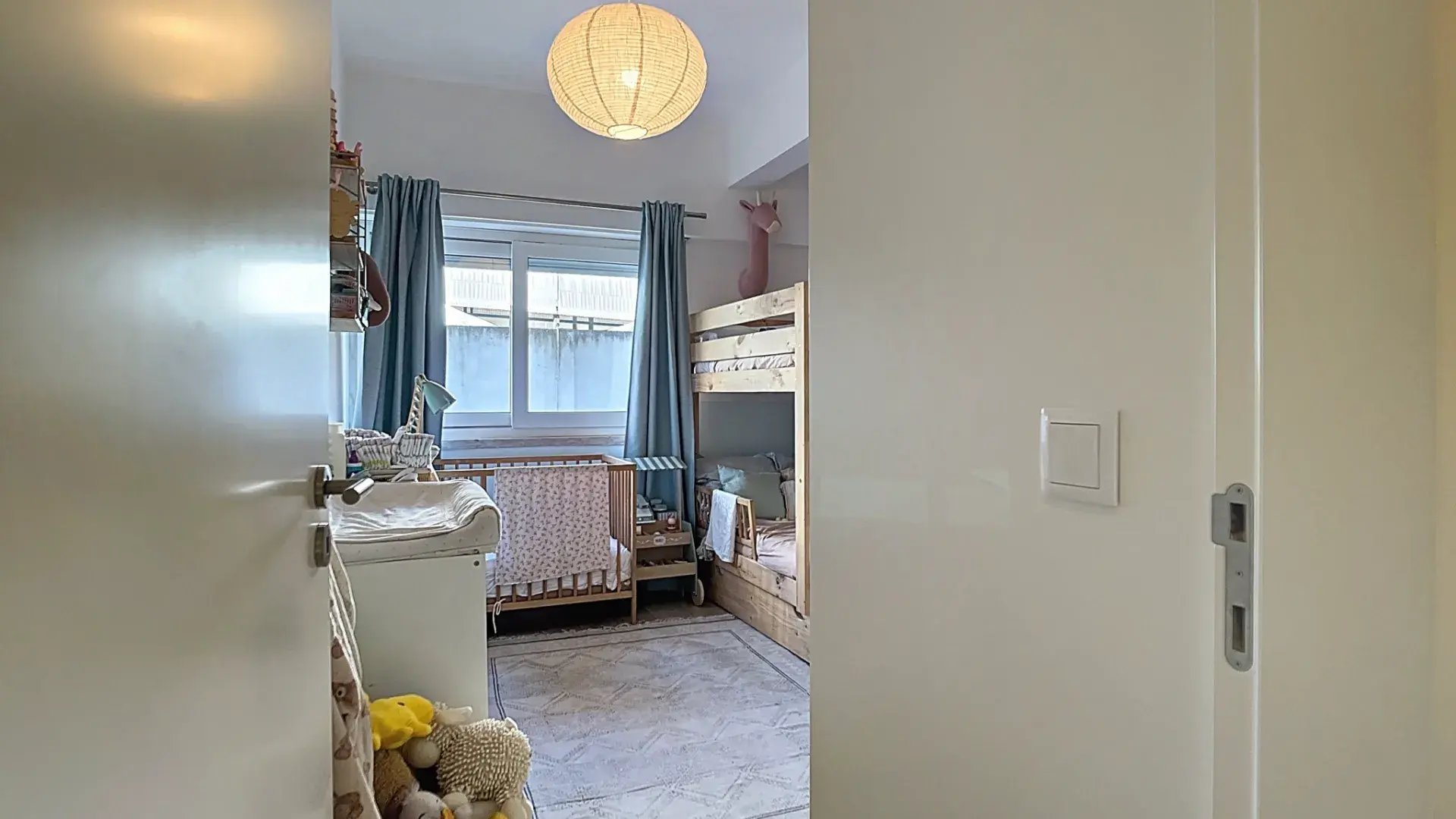Quarto secundário atualmente preparado como quarto de criança nas Amoreiras