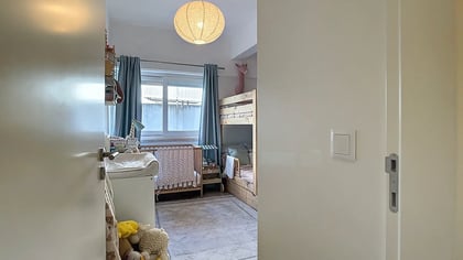 Quarto secundário atualmente preparado como quarto de criança nas Amoreiras