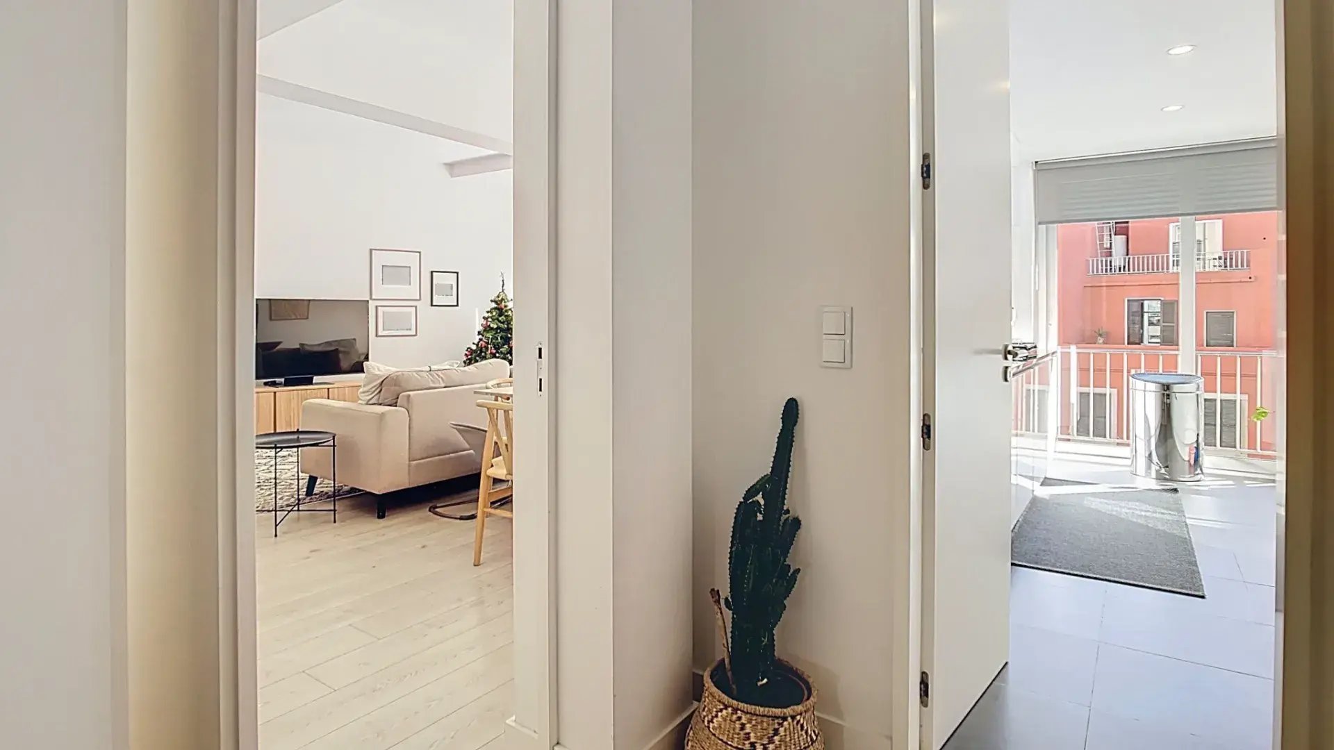 Zona de circulação entre a sala e a varanda em apartamento T3 nas Amoreiras