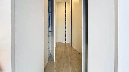 Corredor da zona privada com acesso aos quartos e arrumação