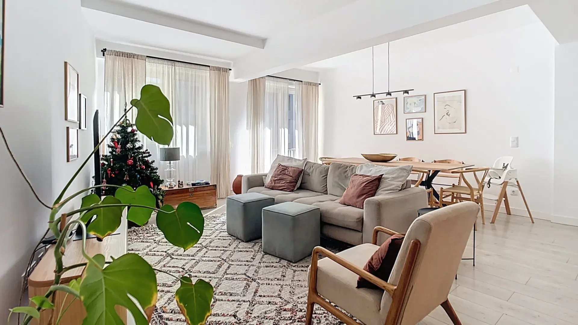 Sala de estar e jantar luminosa de apartamento T3 nas Amoreiras, Lisboa