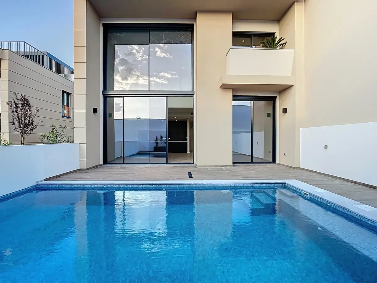 Moradia contemporânea com piscina privada no Murches Residence em Cascais
