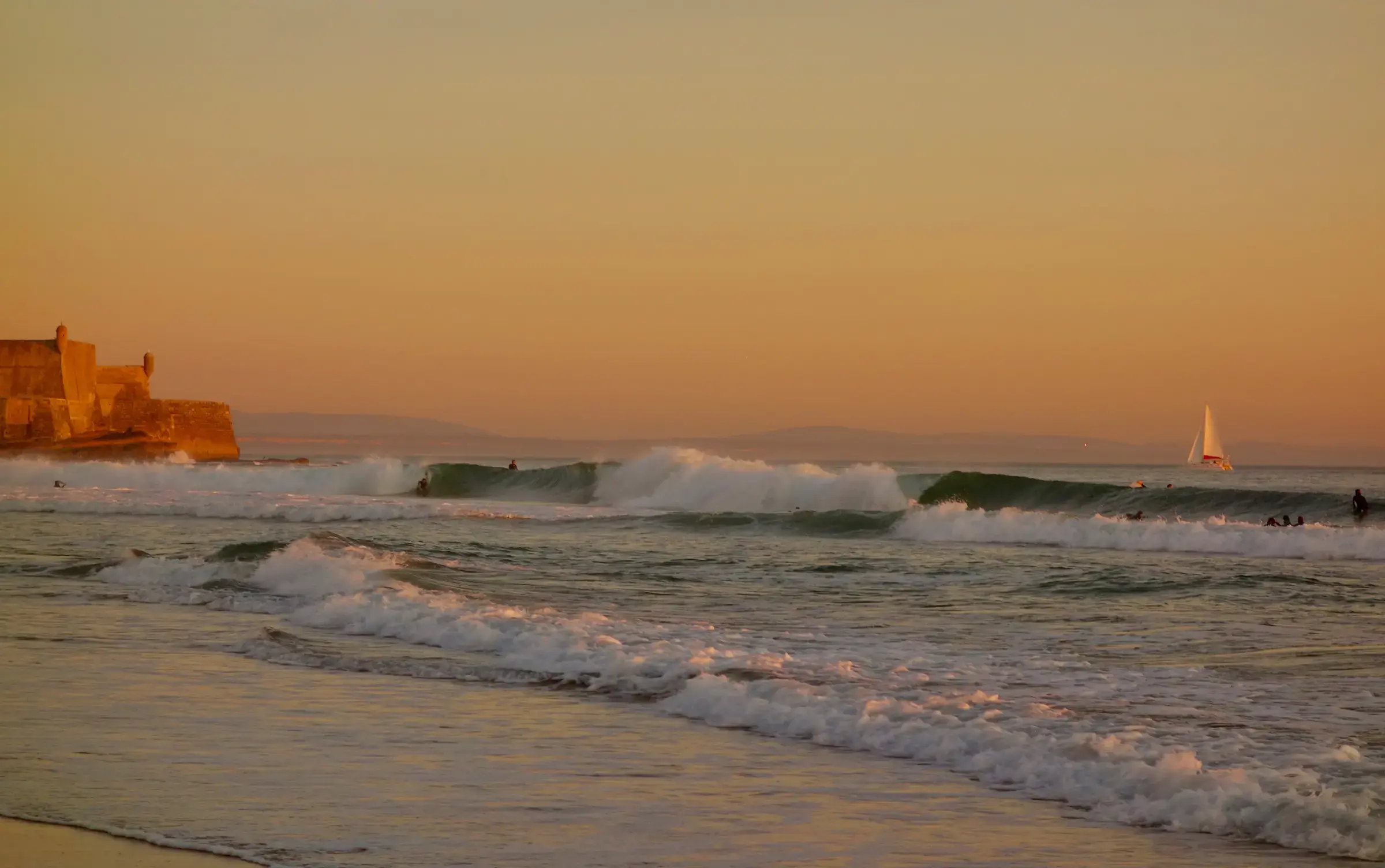 Sunset at Carcavelos beach with São Julião da Barra fort — VillaMar location